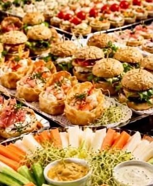 Buffet de la formule Business : burgers, tapas et crudités